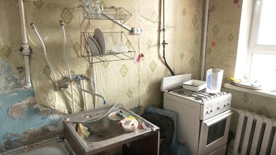 "Зверталася двічі до мерії – приїжджають, латають і все". У Дніпрі понад 10 років тече дах в багатоквартирному будинку "Зверталася двічі до мерії – приїжджають, латають і все". У Дніпрі понад 10 років тече дах в багатоквартирному будинку