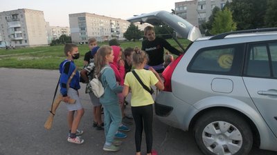 На Сумщині діти облаштувати блокпост і перевіряють машини На Сумщині діти облаштувати блокпост і перевіряють машини