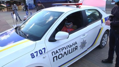 Дітям дозволяли також покататися в автомобілі патрульної поліції. Дітям дозволяли також покататися в автомобілі патрульної поліції.