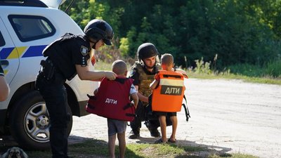 "Виїжджали між КАБами": як евакуюють жителів прикордоння Сумщини "Виїжджали між КАБами": як евакуюють жителів прикордоння Сумщини