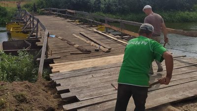 У громаді на Волині місцеві жителі власноруч відремонтували поромні переправи