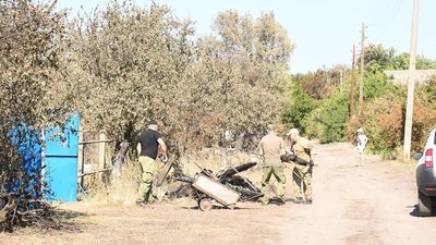 Курсанти з Одеси допомагають розбирати згарища на Луганщині Курсанти з Одеси допомагають розбирати згарища на Луганщині