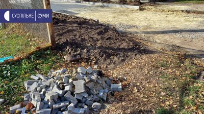 На виїзді з двору гора з відходів бруківки.