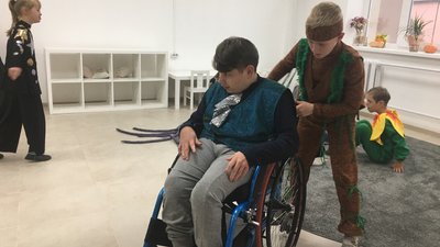 Здорові діти разом з дітьми з особливими потребами на репетиції вистави Здорові діти разом з дітьми з особливими потребами на репетиції вистави
