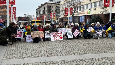 "Гроші на ЗСУ!". У Дніпрі містяни зібрались на акцію під будівлею міськради "Гроші на ЗСУ!". У Дніпрі містяни зібрались на акцію під будівлею міськради