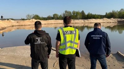 Правоохоронці біля карʼєра, з якого незаконно добували пісок на Харківщині