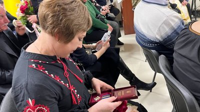 У Тернополі рідні загиблих бійців отримують їхні посмертні нагороди У Тернополі рідні загиблих бійців отримують їхні посмертні нагороди