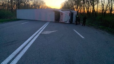 На Тернопільщині ДТП. Перекинувся вантажний автомобіль. 28 квітня 2026 року 