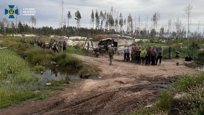На Рівненщині СБУ затримала кілька десятків бурштинокопачів На Рівненщині СБУ затримала кілька десятків бурштинокопачів