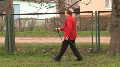 У Черкасах пенсіонери займаються скандинавською ходьбою