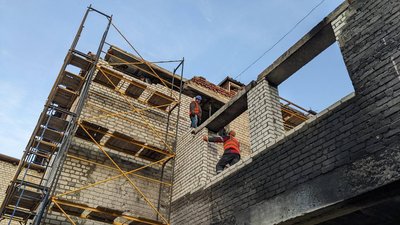 У звільненій Балаклії на Харківщині відновлюють пошкоджену лікарню