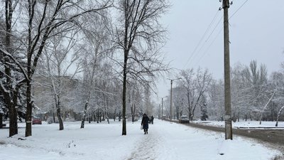 Люди йдуть вулицею міста Костянтинівка у Донецькій області 9 лютого 2024 року