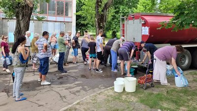 Везуть водовозами цистернами та пляшками. Як допомагають з водою жителям Нікопольщини Везуть водовозами цистернами та пляшками. Як допомагають з водою жителям Нікопольщини