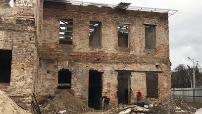 У Полтаві частково накривають згорілу будівлю колишнього будинку дворянського зібрання У Полтаві частково накривають згорілу будівлю колишнього будинку дворянського зібрання