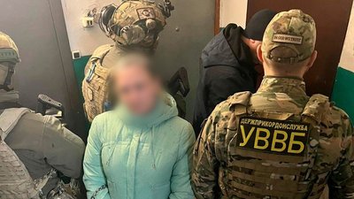 Підозрювана у виготовленні та збуті наркотиків Підозрювана у виготовленні та збуті наркотиків