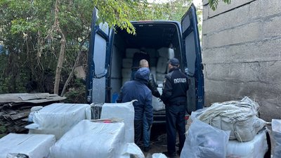 Вирили тунель і пробили стіну: в Одесі групу чоловіків підозрюють у крадіжці зі складу на 7 км Вирили тунель і пробили стіну: в Одесі групу чоловіків підозрюють у крадіжці зі складу на 7 км