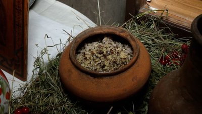 Плетуть маскувальні та співають колядки: як у Вишеньках на Чернігівщині готуються до Святвечора Плетуть маскувальні та співають колядки: як у Вишеньках на Чернігівщині готуються до Святвечора