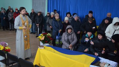 У Вільнянську попрощалися із військовим Іллею Ушмаєвим