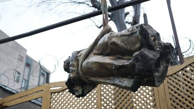 У Чернівцях демонтували пам'ятник Пушкіну У Чернівцях демонтували пам'ятник Пушкіну