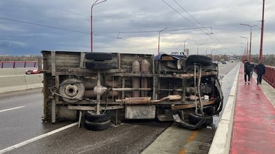 У Дніпрі на Новому мосту перекинулася вантажівка: рух ускладнено У Дніпрі на Новому мосту перекинулася вантажівка: рух ускладнено