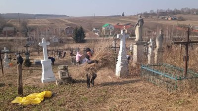 Жителі Тернопільщини прибирають цвинтарі, де поховані поляки Жителі Тернопільщини прибирають цвинтарі, де поховані поляки