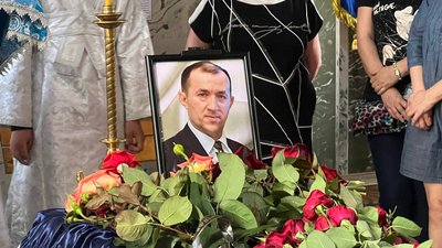 "Дуже тяжко, це велика втрата": у Кривому Розі поховали трьох загиблих від атаки РФ "Дуже тяжко, це велика втрата": у Кривому Розі поховали трьох загиблих від атаки РФ