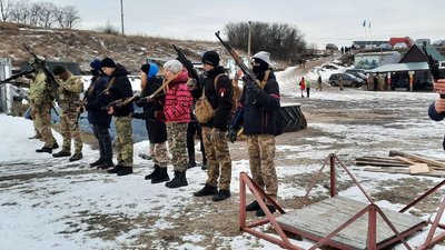 "Не панікуючи, готуйся". На Кіровоградщині охочих вчили стріляти та надавати домедичну допомогу "Не панікуючи, готуйся". На Кіровоградщині охочих вчили стріляти та надавати домедичну допомогу