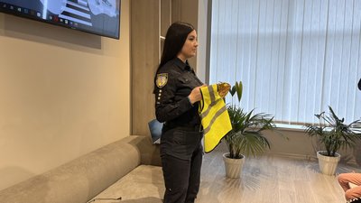 В Ужгороді поліцейські провели для дітей заняття з безпеки дорожнього руху В Ужгороді поліцейські провели для дітей заняття з безпеки дорожнього руху