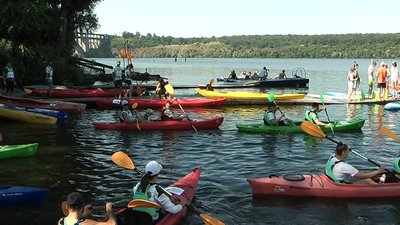 У Запоріжжі відбувся масовий заплив на байдарках