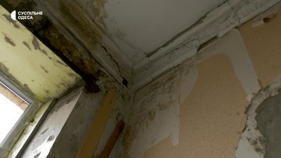 Квартира в Одесі, яка почала протікати після ракетного удару Квартира в Одесі, яка почала протікати після ракетного удару