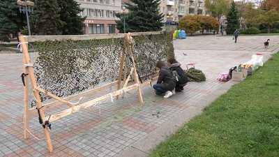 Волонтери-"павучки": як в центрі Рівного плели маскувальну сітку