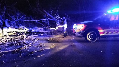 Погіршення погодних умов на Миколаївщині. Рятувальники ліквідують наслідки негоди Погіршення погодних умов на Миколаївщині. Рятувальники ліквідують наслідки негоди