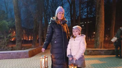 У Хмельницькому пластуни поділилися Вифлеємським вогнем з усіма охочими У Хмельницькому пластуни поділилися Вифлеємським вогнем з усіма охочими