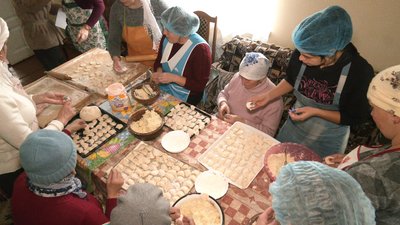 Як волонтери з прикарпатського села Радча готували чергову партію вареників на передову Як волонтери з прикарпатського села Радча готували чергову партію вареників на передову