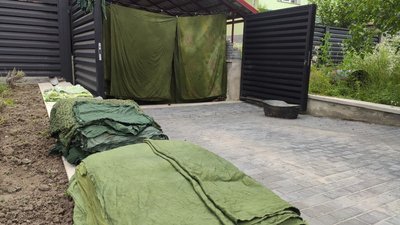 Тернополянин фарбує тканину Тернополянин фарбує тканину