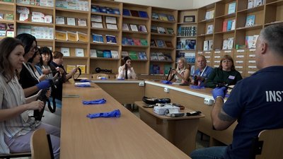 Накладали турнікети, навчались зупиняти кровотечу: вчителі у Житомирі пройшли майстер-клас з домедичної допомоги Накладали турнікети, навчались зупиняти кровотечу: вчителі у Житомирі пройшли майстер-клас з домедичної допомоги