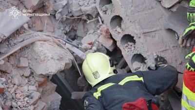 Чернігів атакували російські війська: з-під завалів дістали тіло людини
