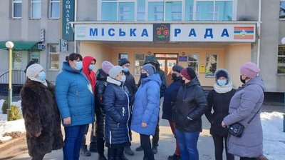 На Житомирщині жителі села, де знайшли львівське сміття, влаштували мітинг та перекривали дорогу На Житомирщині жителі села, де знайшли львівське сміття, влаштували мітинг та перекривали дорогу