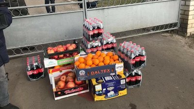 Під ворота санаторію, де знаходяться евакуйовані з Уханя, принесли харчі