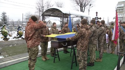 У Житомирі попрощались із спецпризначенцем Кирилом Сидоренком, який загинув у квітні на Херсонщині У Житомирі попрощались із спецпризначенцем Кирилом Сидоренком, який загинув у квітні на Херсонщині