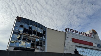 Сум'яни розповіли про російську атаку через яку пошкоджені багатоповерхівки і ТРЦ “Лавина”