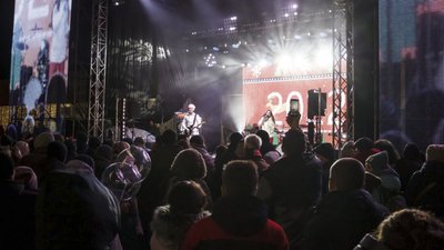 У Херсоні містяни святкували Новий рік на площі біля головної ялинки