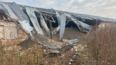 Пошкоджена будівля після удару російського КАБа у Золочівській громаді, 16 жовтня 2025 року Пошкоджена будівля після удару російського КАБа у Золочівській громаді, 16 жовтня 2025 року