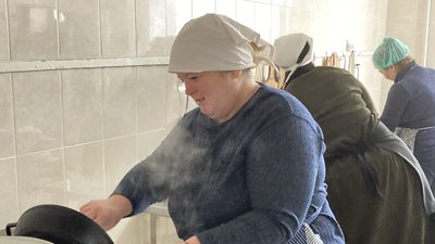У Близнюках зліпили понад тисячу вареників для поранених бійців У Близнюках зліпили понад тисячу вареників для поранених бійців