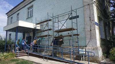У селищі Шабельківка на фасаді бібліотеки волонтери малюють мурал