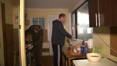 Волонтери готують різдвяну вечерю Волонтери готують різдвяну вечерю