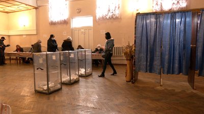 Проміжні вибори на Прикарпатті. Як проходило голосування на дільницях в Делятині та Яремчі Проміжні вибори на Прикарпатті. Як проходило голосування на дільницях в Делятині та Яремчі