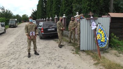 Поховали Василя Кравченка, як Героя - на Алеї почесних поховань міського кладовища Ізяслава. Фото: Суспільне. Поховали Василя Кравченка, як Героя - на Алеї почесних поховань міського кладовища Ізяслава. Фото: Суспільне.