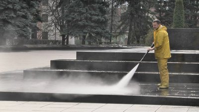 На меморіальному комплексі в Луцьку вимили обеліск і стіну з горельєфом