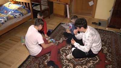 Переїхали з Миколаєва і взяли ще двох дітей. Як на Франківщині облаштувався будинок сімейного типу Рукоміних Переїхали з Миколаєва і взяли ще двох дітей. Як на Франківщині облаштувався будинок сімейного типу Рукоміних
